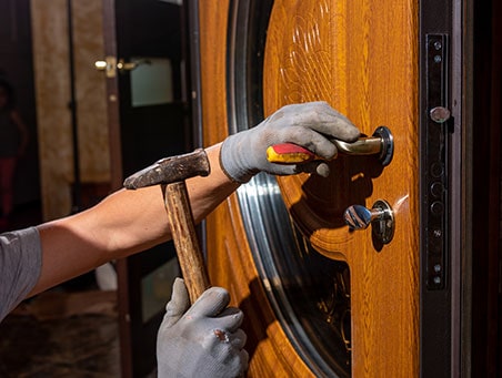 Ремонт дверей в Санкт-Петербурге <br>с выездом мастера